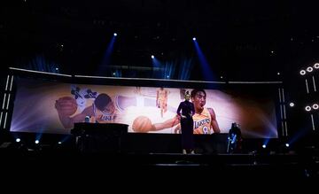 La cantante Jennifer Hudson puso su voz a la m´sica en el tributo a Kobe Bryant y su hija Gianna antes del All Star Game.