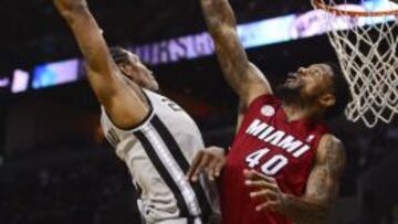 Udonis Haslem trata de taponar a Kawhi Leonard.