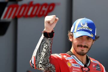 Gestos de felicidad de Francesco Bagnaia tras proclamarse campeón del Gran Premio de Aragón.