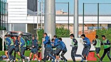 <b>INSTALACIONES DE PRIMERA. </b>El Hércules, ayer, durante la sesión en la ciudad deportiva del Barça.