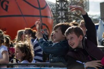 Jóvenes aficionados en el NBA3X de BBVA en Barcelona.