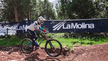 Edgar Carballo en Comella DH con el cartel de La Molina de fondo