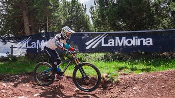 Edgar Carballo en Comella DH con el cartel de La Molina de fondo