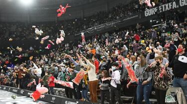 Una lluvia de peluches antes de Navidad