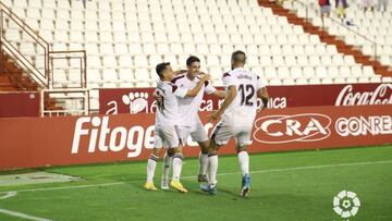 Olaextea, junto a sus compañeros, celebra su gol en el Albacete 2-1 Huesca.