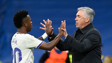 Carlo Ancelotti, a la derecha. se saluda con Vinicius, jugador de la selección brasileña a la que entrenará el técnico italiano a partir de 2024.