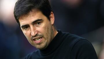 Andoni Iraola, entrenador del Bournemouth, durante un partido.