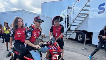 Pecco en scooter con su perro y su hermana