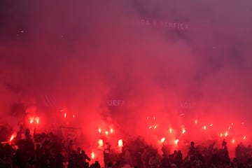 El rbitro alemn detiene el encuentro por las bengalas y el humo en uno de los fondos del estadio Do SL Benfica.