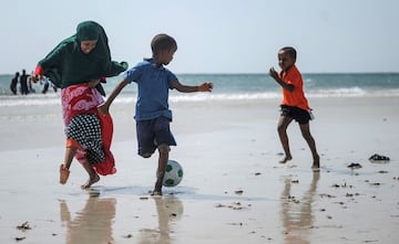 Niños somalíes juegan al fútbol en la playa de Lido en Mogadiscio, Somalia. 