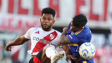 River Plate's Colombian forward #09 Miguel Borja (L) and Boca Juniors' defender #40 Lautaro Di Lollo fight for the ball during the Argentine Professional Football League 2025 Apertura Tournament football match between River Plate and Boca Juniors at the MAS Monumental stadium in Buenos Aires on April 27, 2025. (Photo by ALEJANDRO PAGNI / AFP)