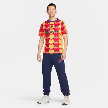 El Horóscopo Chino establece que el 2024 se celebrará el Año del Dragón. Este ser mitológico simboliza el poder espiritual supremo. El club blaugrana ha querido transmitir a toda su afición asiática sus mejores deseos para este nuevo período con una nueva línea de ropa deportiva inspirada en la celebración del Año del Dragón. Se trata de un conjunto de prendas formado por una camiseta Prematch, una Anthem Jacket y dos chándales.