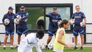 Gattuso da órdenes durante un entrenamiento.