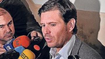 <b>EXPECTACIÓN. </b>Alemany atiende los periodistas tras su reunión de ayer con Martí Asensio.