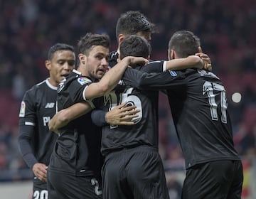 Alegría de los jugadores del Sevilla después del gol 1-1