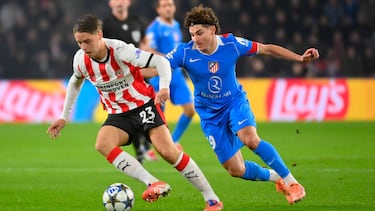 Veerman defiende la posesión ante la presión de Julián Alvarez.