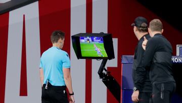 Dos árbitros del Kiev-Rangers, detenidos ebrios tras robar una señal de tráfico