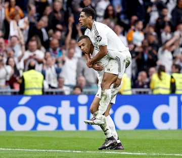 Mbapp celebra su primer gol en el partido. Bellingham fue el primero que lleg a celebrarlo con su compa?ero.
