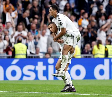 Mbappé celebra su primer gol en el partido. Bellingham fue el primero que llegó a celebrarlo con su compañero.
