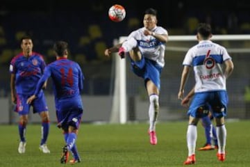 El jugador de Universidad de Chile Yerko Leiva,  disputa el balon con Nicolas Castillo de Universidad Catolica durante el partido de Super Copa en el estadio Ester Roa de Concepcion, Chile.