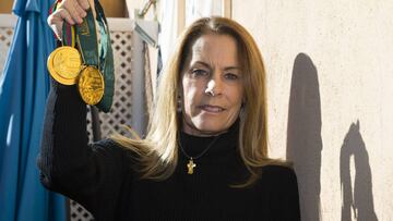 Theresa Zabell muestra las dos medallas de oro logradas en Barcelona 92 y Atlanta 96.