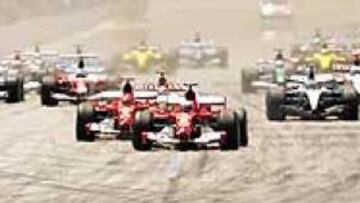 <b>LA MEJOR... DE MUCHAS. </b>Fernando Alonso (en la imagen, a la derecha) sorprendió con su salida en el circuito de Indianápolis, pero también lo hizo en otras muchas arrancadas.