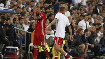 GRA514. MADRID, 18/04/2017.- El centrocampista chileno del Bayern, Arturo Vidal (i), se lamenta tras ser expulsado durante el encuentro correspondiente a la vuelta de los cuartos de final de la Liga de Campeones, que disputan esta noche frente al Real Mad