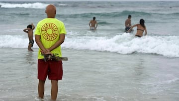 Un socorrista vigila la playa de Punta Prima, en el municipio de Sant Llu&iacute;s en Menorca.