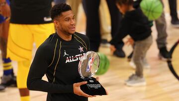 Giannis Antetokounmpo levanta el trofeo de MVP del All Star 2021.