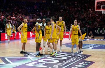 Tristeza de los jugadores del Tenerife tras perder con el Hapoel.