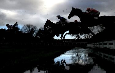 El festival de Cheltenham sigue celebrándose estos días, con gel de mano en todos los rincones del hipódromo pero sin suspenderse. Se celebra desde 1860. En la prueba reina, la Gold Cup, el favorito es Al Boum Photo, ganador el año pasado. El último caballo que dobló victoria fue Best Mate, vencedor en 2002, 03 y 04.