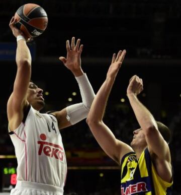 Gustavo Ayón y Nemanja Bjelica.