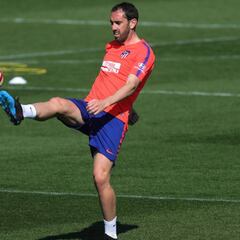 Godín da el susto en el entrenamiento