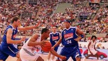 <B>SIN IDEAS.</B> La defensa planteada por Pepu Hernández dejó sin ideas al Real Madrid.