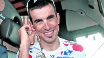 <b>PINGANILLO. </b>Egoi Martínez muestra su radio durante el pasado Tour.