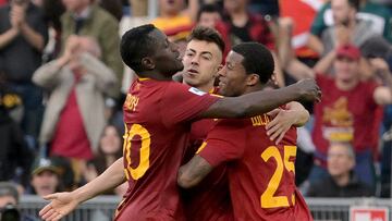 Jugadores de la Roma celebran uno de los goles a la Salernitana en la Serie A.