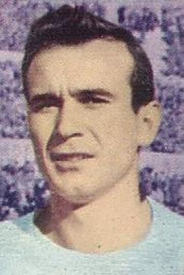 Jugó con el Alavés la temporada 1954-55. Militó en el Real Madrid dos temporadas desde 1955 hasta 1957.