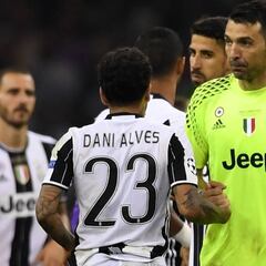 Buffon: "Alves me dijo que cambiaría sus tres Champions por mi Copa del Mundo"