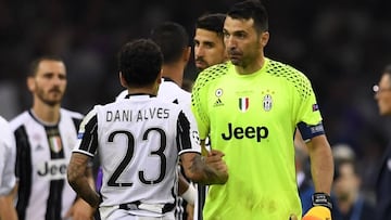 Buffon y Alves en la final de Cardiff.