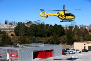 El piloto español de McLaren, Fernando Alonso, evacuado en helicóptero tras un accidente durante la cuarta tanda de entrenamientos de pretemporada del Mundial de Fórmula Uno, que se realiza en el Circuito de Cataluña.