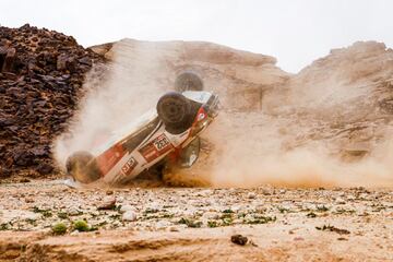 Así ha sido el revolcón de Lategan y su copiloto Cummings Brett durante los primeros kilómetros de la especial. Lategan ha sido trasladado al hospital con una fractura de clavícula provocada por el accidente. 