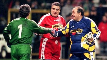 Los presidentes del Real Madrid,Lorenzo Sanz,(c),y del Atlético de Madrid,Jesús Gil,(d),saludan al juez Baltasar Garzon,que hoy ocupó la portería,antes de que los directivos de ambos clubes lanzaran sendos penaltis durante los prolegómenos del VI Partido Contra la Droga disputado en el estadio Santiago Bernabeu. 29/12/98 PARTIDO CONTRA LA DROGA JESUS GIL BALTASAR GARZON LORENZO SANZ
PUBLICADA 15/05/04 NA MA12 1COL