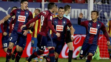 GRA318. Eibar (Guipúzcoa), 29/10/2017.- Los jugadores del Eibar celebran el primer gol del equipo armero durante el encuentro correspondiente a la décima jornada de primera división que disputan ante el Levante en el estadio Ipurua de la localidad eibarresa. EFE/Juan Herrero.