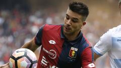 Genoa&#039;s forward Giovanni Simeone (L) fights for the ball with Lazio&#039;s defender Stefan Radu from Romania during the Italian Serie A football match Genoa Vs Lazio on April 15, 2017 at the &#039;Luigi Ferraris Stadium&#039; in Genoa.  / AFP PHOTO / Marco BERTORELLO