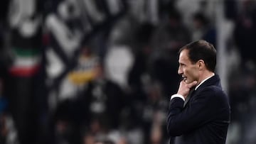 Massimiliano Allegri observa durante el partido de vuelta de cuartos de final entre Juventus y Ajax Amsterdam en el Juventus Stadium.