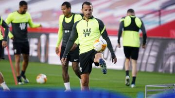 07/04/21  PREVIA PARTIDO EUROPA LEAGUE CUARTOS IDA ENTRENENAMIENTO ESTADIO LOS CARMENES 
 GRANADA - MANCHESTER UNITED 
 ROBERTO SOLDADO