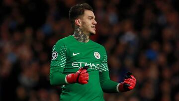 Ederson tiene en el banco a Claudio Bravo pero reconoció que intenta imitarlo.