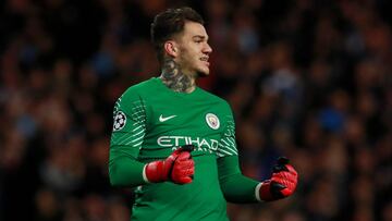 Ederson tiene en el banco a Claudio Bravo pero reconoci&oacute; que intenta imitarlo. 