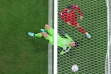 0-1. Imagen cenital del primer tanto español. Álvaro Morata, el balón y Shuichi Gonda, tendido en el césped, dentro de la portería del guardameta japonés.