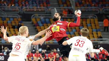 Cairo (Egypt), 29/01/2021.- Spain'Äôs Jorge Maqueda (C) in action during the semi final match between Spain and Denmark at the 27th Men's Handball World Championship in Cairo, Egypt, 29 January 2021. (Balonmano, Dinamarca, Egipto, Esp